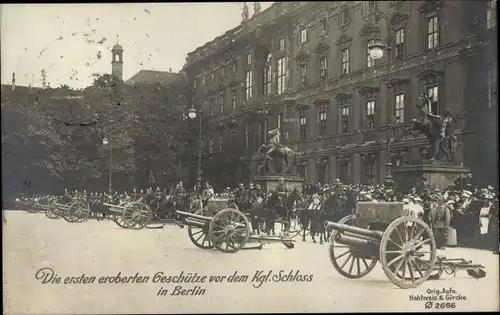 Ak Berlin Mitte, Die ersten eroberten Geschütze vor dem Königl. Schloss