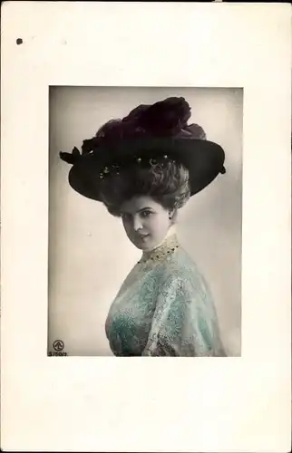 Ak Portrait einer jungen Frau, Damenhut