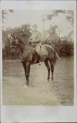 Foto Ak Deutscher Soldat in Uniform auf einem Pferd