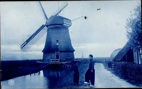 Ak Jungen in niederländischen Trachten vor einer Windmühle