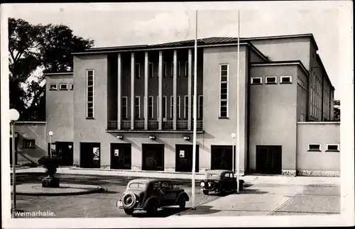 Ak Weimar in Thüringen, Blick auf die Weimarhalle, Autos