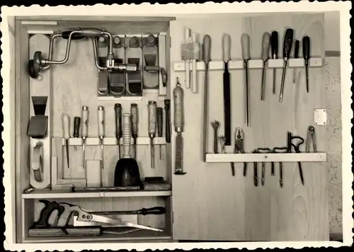 Ak Schrank mit Handwerker-Werkzeugen, Werkstatt