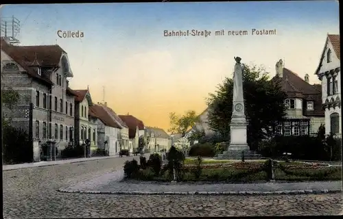 Ak Cölleda Kölleda in Thüringen, Bahnhofstraße mit neuem Postamt, Denkmal