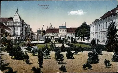 Ak Neuruppin in Brandenburg, Partie am Schulplatz, Anlagen, Denkmal