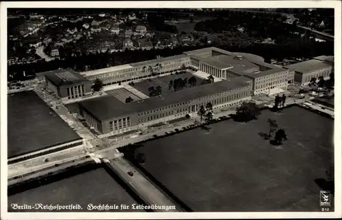 Ak Berlin Charlottenburg, Reichssportfeld, Hochschule für Leibesübungen, Fliegeraufnahme