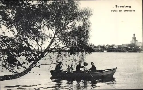 Ak Strausberg in Brandenburg, Partie am Straussee, Ruderboot