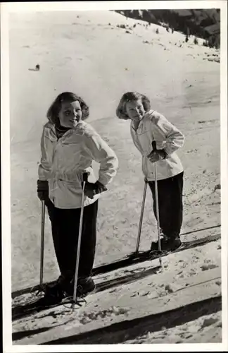 Ak St. Anton am Arlberg in Tirol, Prinzessinnen Beatrix und Irene der Niederlande auf Skiern