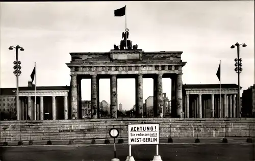 Ak Berlin Tiergarten, Straßenpartie mit Blick auf das Brandenburger Tor, Berliner Mauer