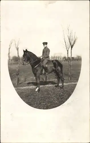 Foto Ak Deutscher Soldat in Uniform auf einem Pferd
