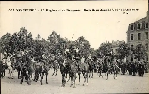 Ak Vincennes Val de Marne, 13 Regiment de Dragons, Cavaliers dans la Cour du Quartier