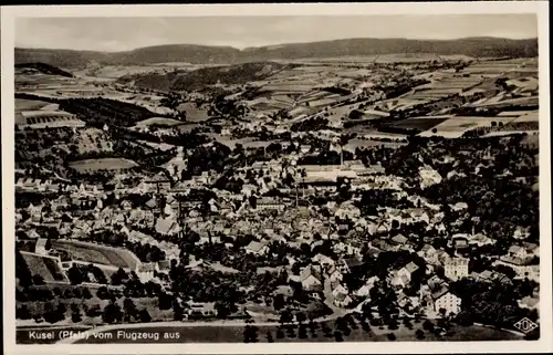 Ak Kusel am Kuselbach Rheinland Pfalz, Fliegeraufnahme von der Stadt