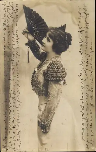 Ak Portrait einer jungen Frau mit Fächer, Kleid mit Schmuck