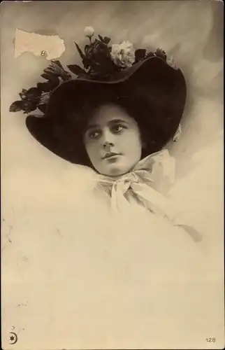 Ak Portrait einer jungen Frau, Hut mit Blumen, Schleife
