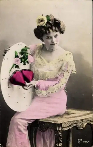 Ak Portrait einer jungen Frau in pinkem Kleid, Rosen, Herzen