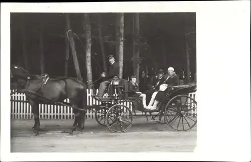Foto Ak Familie in der Kutsche, Fahrt, Pferd, Kutscher