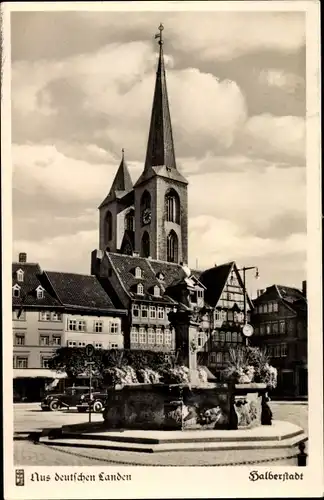 Ak Halberstadt in Sachsen Anhalt, Der Holzmarkt, Brunnen, Kirche
