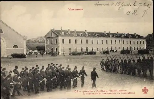 Ak Vincennes Val de Marne, Quartier d'Artillerie, Defile Revue