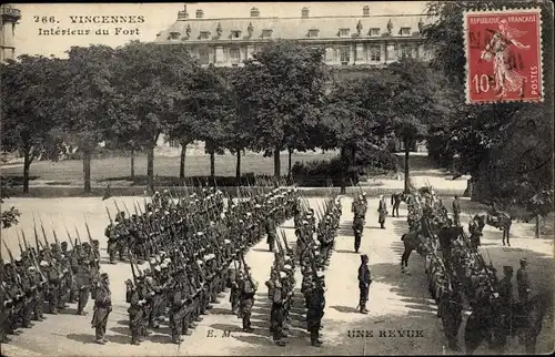 Ak Vincennes Val de Marne, Interieur du Fort, Une Revue