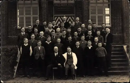 Foto Ak Scheersberg Steinbergkirche in Angeln, Gruppenportrait am Wallroth Haus