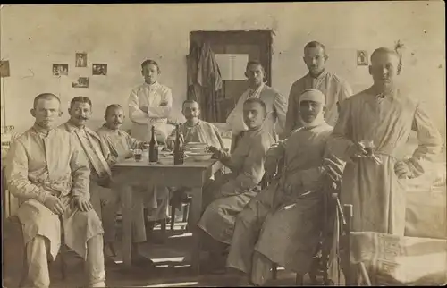 Foto Ak Zweibrücken in der Pfalz, Gruppenportrait versehrter Soldaten im Lazarett