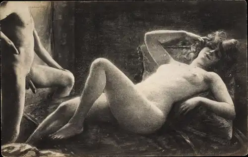 Foto Ak Nackte liegende Frau und nackter stehender Mann