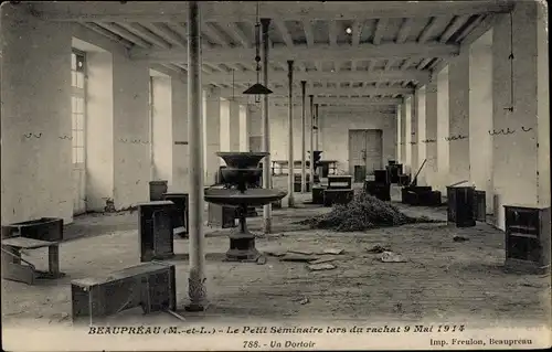 Ak Beaupréau Maine et Loire, Le Petit Seminaire lors du rachat 1914, Dortoir, Kriegszerstörung I. WK