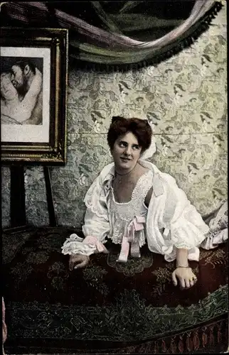 Ak Portrait einer jungen Frau im Nachthemd, Bild, Bett