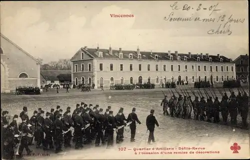 Ak Vincennes Val de Marne, Quartier d'Artillerie, Defile Revue
