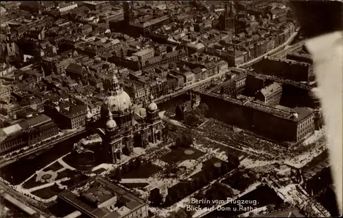 Ak Berlin Mitte, Blick auf Dom und Rathaus, Fliegeraufnahme