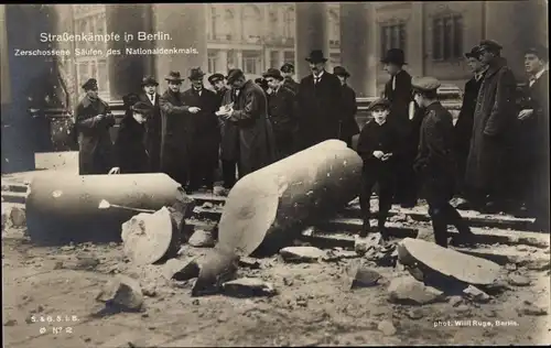 Ak Berlin Mitte, Straßenkämpfe, Zerschossene Säulen des Nationaldenkmals