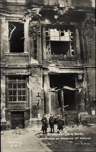 Ak Berlin Mitte, Straßenkämpfe, Zerstörungen am Mittelportal des Schlosses, Soldaten