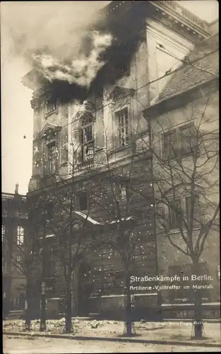 Ak Berlin Mitte, Straßenkämpfe, Artillerie Volltreffer im Marstall, Novemberrevolution