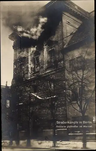 Ak Berlin Mitte, Straßenkämpfe, Artillerie Volltreffer im Marstall, Novemberrevolution