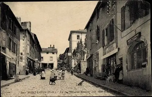 Ak Mont Louis Pyrénées Orientales, La rue General Meunier