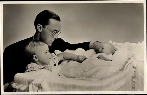 Ak Prinzessin Beatrix der Niederlande als Kleinkind, Prinzessin Irene als Baby, Prinzgemahl Bernhard