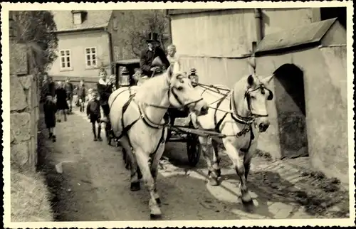 Foto Ak Kutsche auf einer schmalen Straße in einer Ortschaft, Kinder