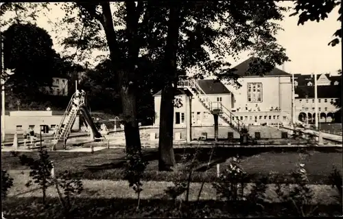 Ak Döbeln in Mittelsachsen, Blick in das Stadtbad, Sprungturm, Rutsche
