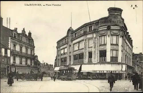 Ak Bourges Cher, La Place Planchat, tramway, Aux Dames de France