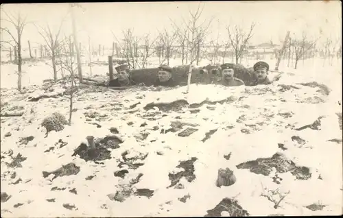 Foto Ak Deutsche Soldaten in einem Loch mit Scherenfernrohr