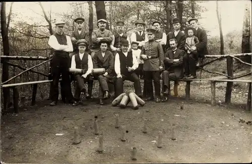Foto Ak Männer, Gruppenbild, Kegeln?