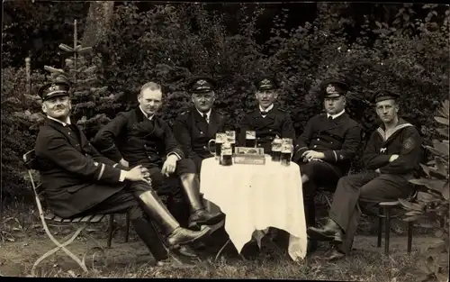 Foto Ak Deutsche Seeleute mit Biergläsern an einem Tisch