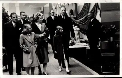 Ak Königin Juliana der Niederlande, Prinzessin Beatrix und Irene, Messebesuch, 1949