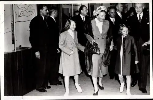 Ak Königin Juliana der Niederlande, Prinzessin Beatrix und Irene, Messebesuch, 1949