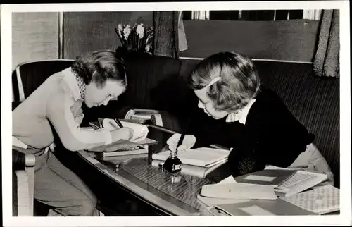 Ak St Anton Tirol, Prinzessin Beatrix der Niederlande und Irene bei den Hausaufgaben 1950