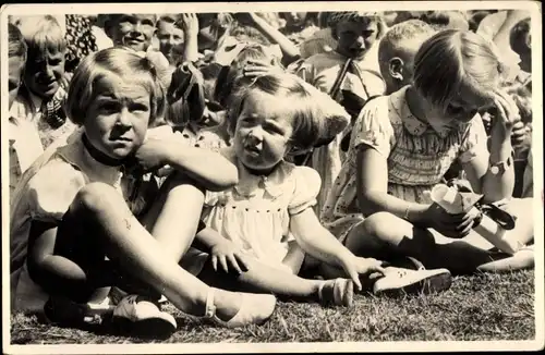 Ak Soestdijk Utrecht, Prinzessin Beatrix der Niederlande, Irene, Margriet, Tuinfeest 1945