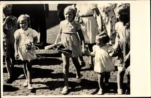 Ak Prinzessin Beatrix der Niederlande, Irene, Margriet, Tuinfeest 1945