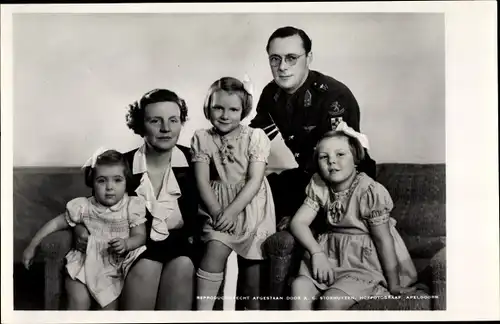 Ak Königin Juliana der Niederlande, Prinzessin Beatrix, Irene, Margriet, Prinz Bernhard, Portrait