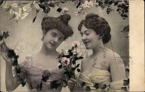 Ak Portrait von zwei Frauen umgeben vorn Blumenranken