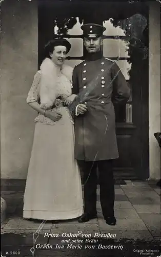 Ak Oskar Prinz von Preußen, Gräfin Ina Marie von Bassewitz, Portrait