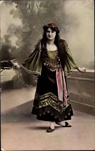 Ak Junge Frau in Tracht mit Fächer
